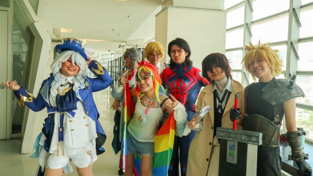 Cosplayer In House Local Comic Artists, Cosplayers Share Spotlight In Comic Convention ...
